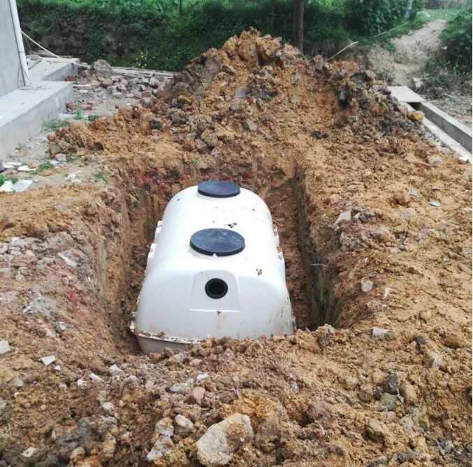 模压化粪池开槽安装现场实拍图片.jpg